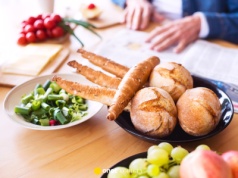 Seniorzy nie powinni jeść śniadania o tej porze. Zmęczenie to tylko jeden ze skutków