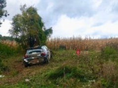 Wypadek na trasie Rajdu Nyskiego. Samochód wypadł z trasy i uderzył w ludzi