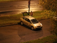 Na łuku jezdni stracił panowanie nad pojazdem. Toyota stoi w poprzek jezdni (zdjęcia)
