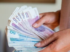 Nowe świadczenie 1300 zł co miesiąc. Pieniądze bez względu na wiek