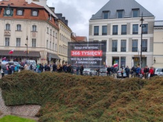 Konfederacja ustawiła baner na proteście PiS. Mentzen: Dosyć hipokryzji i zakłamania