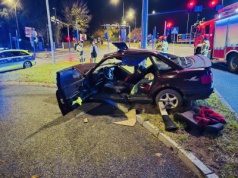 Nocny wypadek w Łomży. Audi uderzyło w latarnię