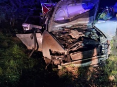 Tragedia na drodze. Audi wpadło do rowu i uderzyło w przepust. Dwie osoby wypadły z auta. Jedna osoba zginęła, druga została ranna