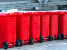 Nowy kolor w segregacji odpadów. Czerwone pojemniki mają specjalne przeznaczenie