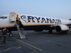 Kłopoty pasażerów samolotu Ryanair. Nagle w kabinie pojawił się dym. 