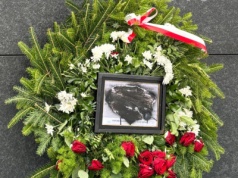 Macierewicz zniszczył wieniec 