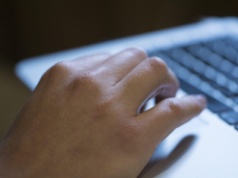 72-latka straciła oszczędności, wierząc w fałszywą inwestycję. Policja ostrzega przed cyberoszustami