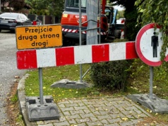 Tym razem bez kontrowersji. Budują kolejny fragment chodnika