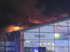 Potężny pożar w Poznaniu. Strażacy walczą z ogniem