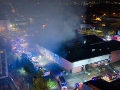 Wielki pożar w Poznaniu. Płonie sklep przy jednej z galerii handlowych. Na miejscu wszystkie służby
