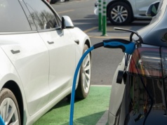 Rośnie sprzedaż aut elektrycznych w Polsce, ale do Zachodu nam daleko