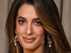 Idealne pasemka w stylu Amal Clooney. Wyglądają naturalnie i dodają blasku cerze