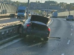 Utrudnienia na estakadzie. Samochód wjechał w bariery