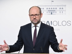 Przydacz: Tusk ws. migracji rzucał się od ściany do ściany