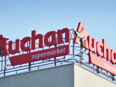 Strategia Auchan na sezon zniczowy. Sieć wzmacnia pozycję w kluczowym okresie roku