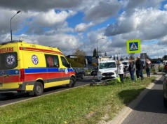 Wypadek na al. Tysiąclecia. Duże utrudnienia w ruchu po zderzeniu forda z hulajnogą (zdjęcia)