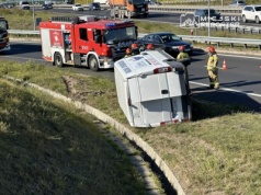 Interwencja służb na estakadzie Węzła Lotnisko po przewróceniu na bok busa