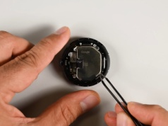 Google uczy Apple’a, jak się tworzy zegarki. Pixel Watch 4 zaskakuje iFixit
