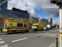 Starszy mężczyzna kierujący Hondą wjechał w motocyklistę i potrącił troje pieszych na Rondzie Radosława