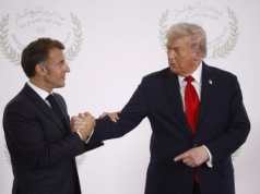Pojedynek Trumpa z Macronem na uściski w Egipcie. 