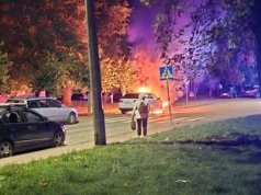 Audi stanęło w płomieniach. Strażacy walczą z pożarem samochodu (zdjęcia)