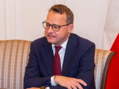 Romanowski uciekł na Węgry. W polskim biurze rozdaje... paprykę