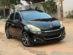 Używany Peugeot 208 kosztuje w Senegalu fortunę, w Polsce kupisz go za kilka pensji