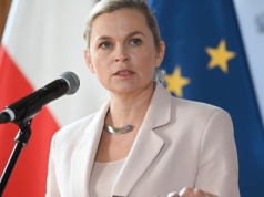 Dwieście książek do czytania w podstawówce? "Zrobiliśmy tę listę, bo Nowacka się uparła"