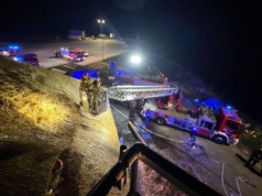 Nocny pożar w gminie! W ogniu stanął dach restauracji. Policja bada sprawę