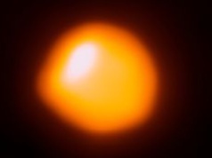 Betelgeza ma towarzysza. Chandra i Hubble w końcu go dostrzegły