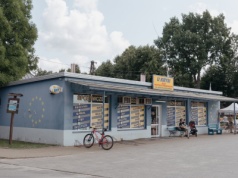Słynna ławeczka nadal tam stoi. To tutaj rozgrywała się większość scen serialu "Ranczo"