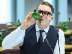 Poseł PiS pędził swoim bmw 200 km/h. Odmówił przyjęcia mandatu