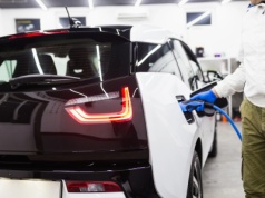 Do 2028 r. sprzedaż pojazdów elektrycznych w Europie przewyższy sprzedaż pojazdów spalinowych