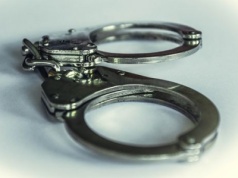 Kobieta gryzła policjanta i ratownika medycznego. Teraz stanie przed sądem