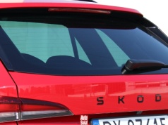Podgrzewana tylna szyba samochodu ma drugą funkcję. Nie każdy o niej wie