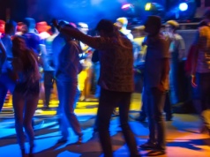 Awantura przed dyskoteką skończyła się koszmarem. Kobieta straciła zęby! To nie koniec dramatu