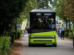 Minibus bez kierowcy wozi pasażerów po Cmentarzu Osobowickim. Przejazdy są bezpłatne.