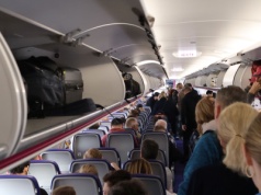 Bagaż podręczny musi być w cenie przelotu – potwierdzają europosłowie. 