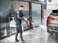 Czym różnią się pistolety wysokociśnieniowe otwarte i zamknięte?