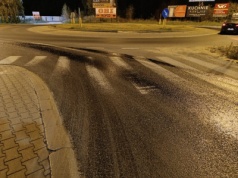 Ulica zalana olejem hydraulicznym. Jest bardzo ślisko, auta suną bokiem (zdjęcia)