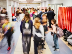 Uczeń jest agresywny i demoluje szkołę. Dyrektorka twierdzi, że nie może go wyrzucić. 