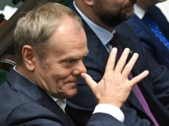 Tuż przed weekendem Tusk pojawił się w Sejmie i zagrał na nosie! 