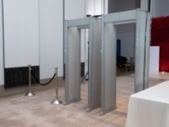 ​Bramki i detektory metali przy wejściu do szpitali? 
