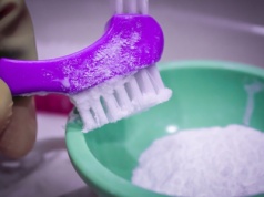 Pomieszaj sodę oczyszczoną z wodą utlenioną. Szybko zobaczysz, czemu warto