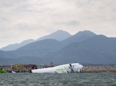 W Chinach samolot wypadł z pasa startowego i wpadł do morza. Są ofiary