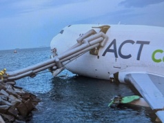 Katastrofa na lotnisku, samolot wpadł do morza. Są zabici