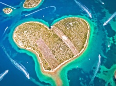 Chorwackie wyspy przyciągają rzesze turystów. Ta w kształcie serca jest ewenementem