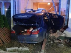 Wjechał BMW w dom. Mieszkająca w nim kobieta w szpitalu