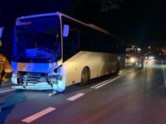 Autobusem w skodę. Wieczorna kolizja zakończona mandatem