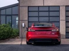 Tesla przypudrowała dwóch emerytów. 0,5 mln zł na start
